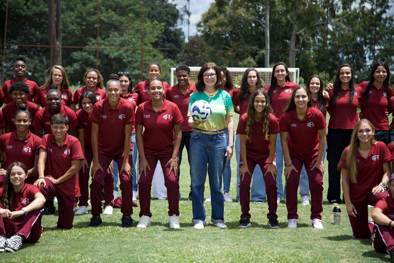 A presidente da Petrobras, Magda Chambriard, e atletas da Ferroviária na cerimônia de início das obras do Centro de Treinamento para o Futebol Feminino em Araraquara (SP)